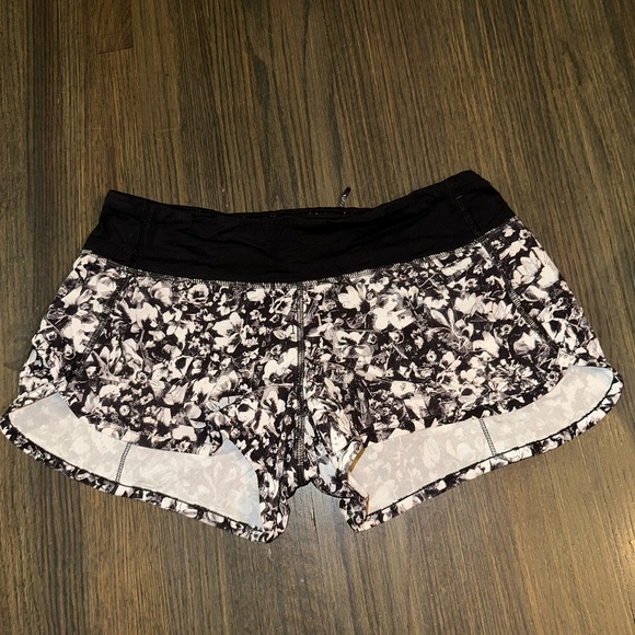 Lululemon Speed Up Low-Rise Lined Shorts 2.5 Floral Women's Shorts - Picture 1 of 3